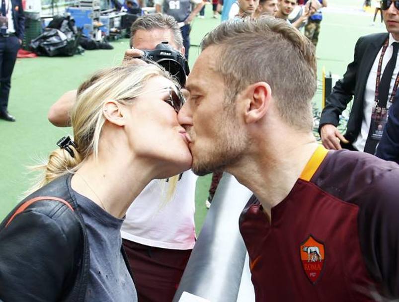 Il bacio con la moglie, Ilary Blasi. Reuters